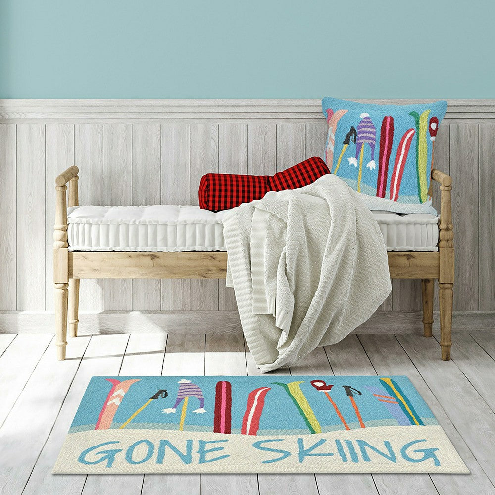 Plow & Hearth Indoor/Outdoor Hand-Hooked Gone Skiing Accent Rug, 24" x 36"