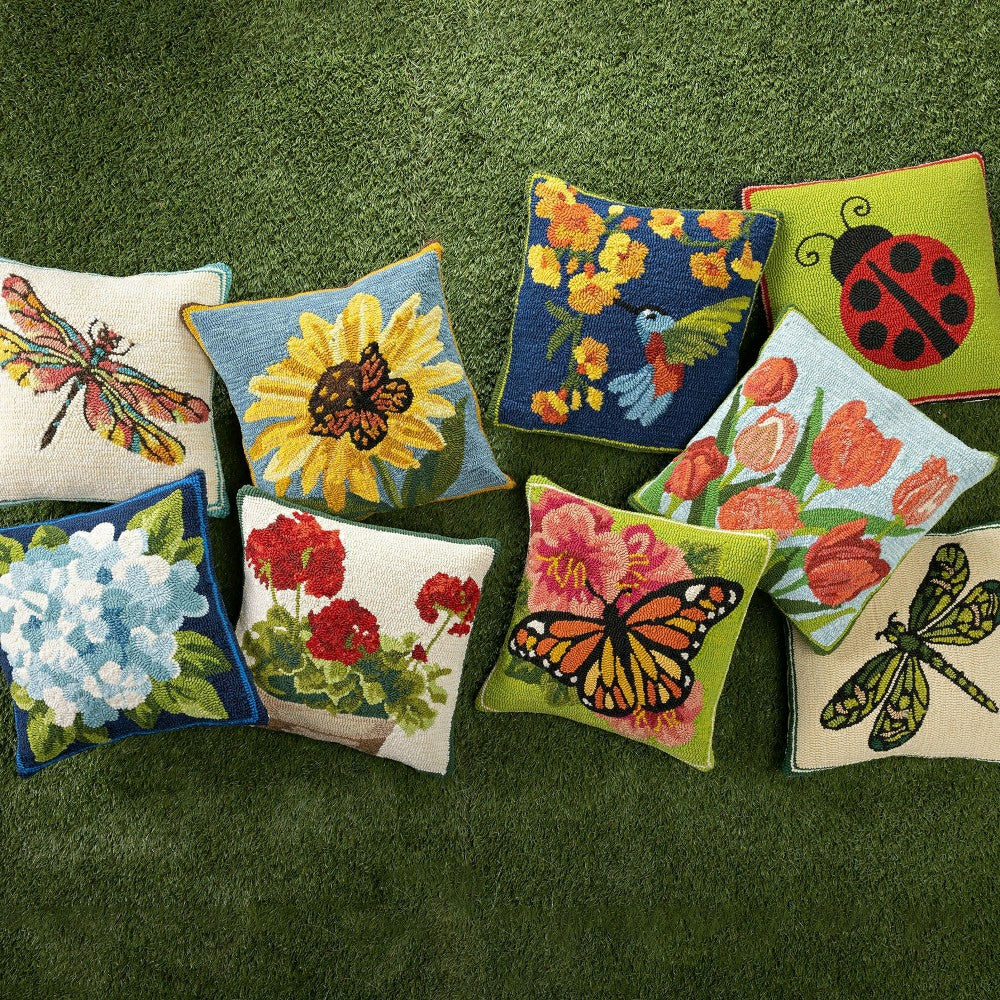 Plow & Hearth Indoor/Outdoor Geranium Hooked Polypropylene Throw Pillow