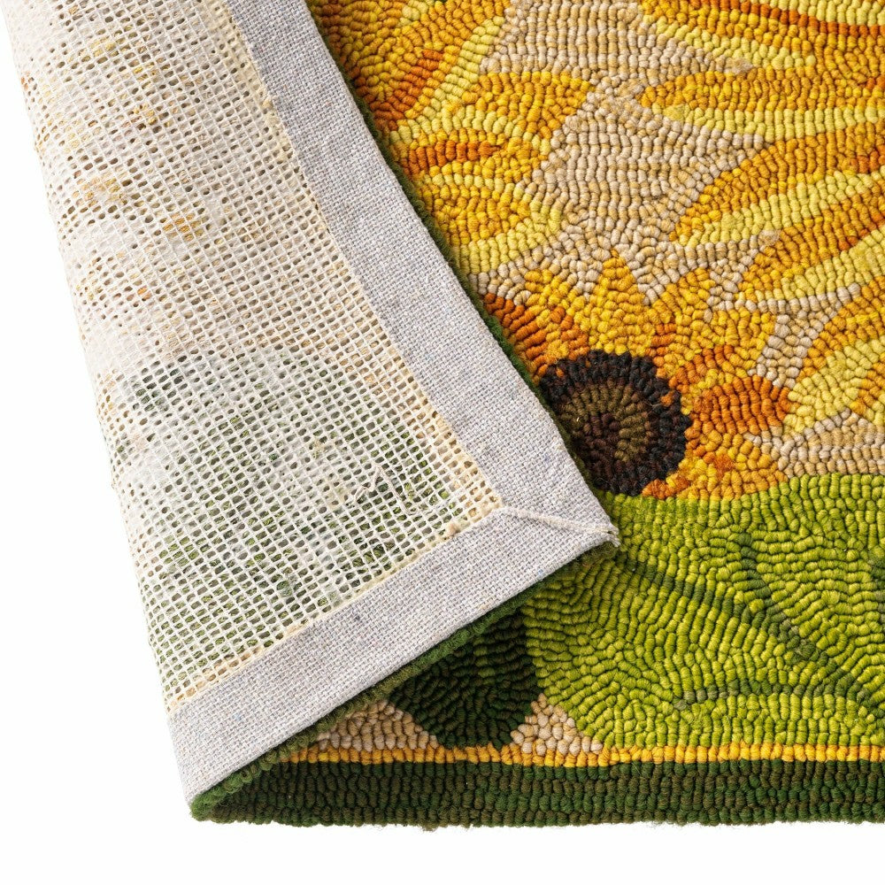 Plow & Hearth Indoor/Outdoor Sunflower Hooked Polypropylene Accent Rug