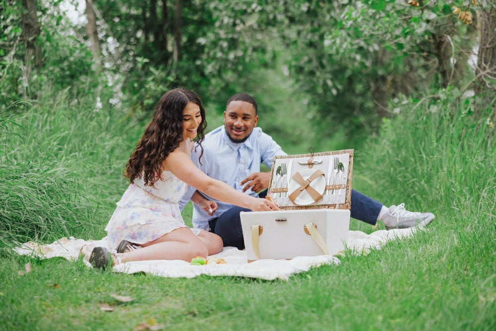 Plow & Hearth Lemongrove Picnic Basket for 2 - Bees & Lemons