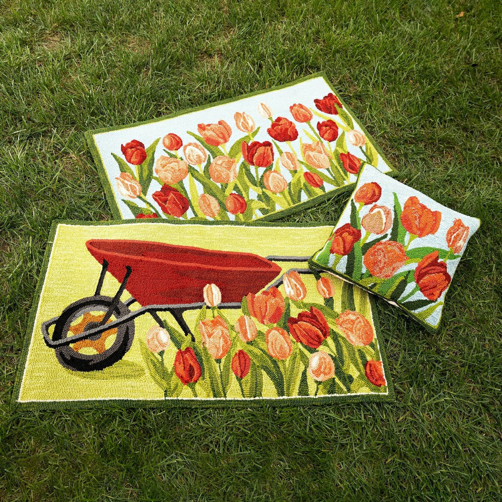Plow & Hearth Indoor/Outdoor Pink Tulips Hooked Polypropylene Accent Rug