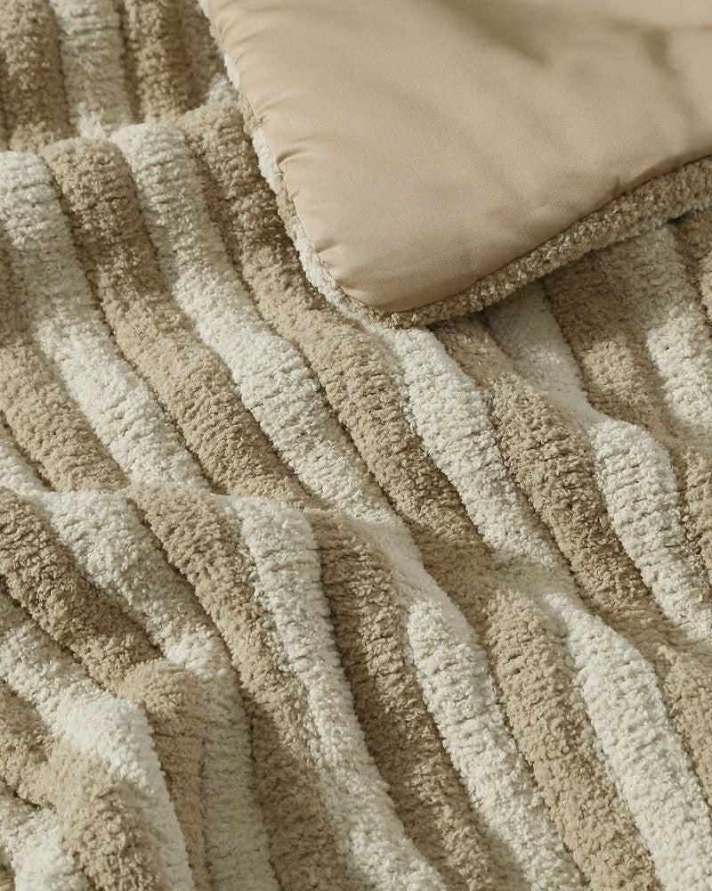 Plow & Hearth Snug Piped Comforter