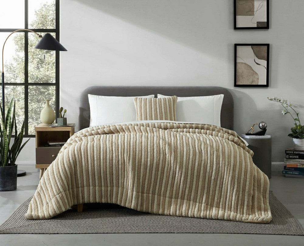 Plow & Hearth Snug Piped Comforter