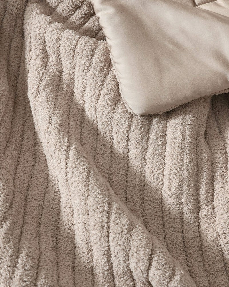 Plow & Hearth Snug Piped Comforter