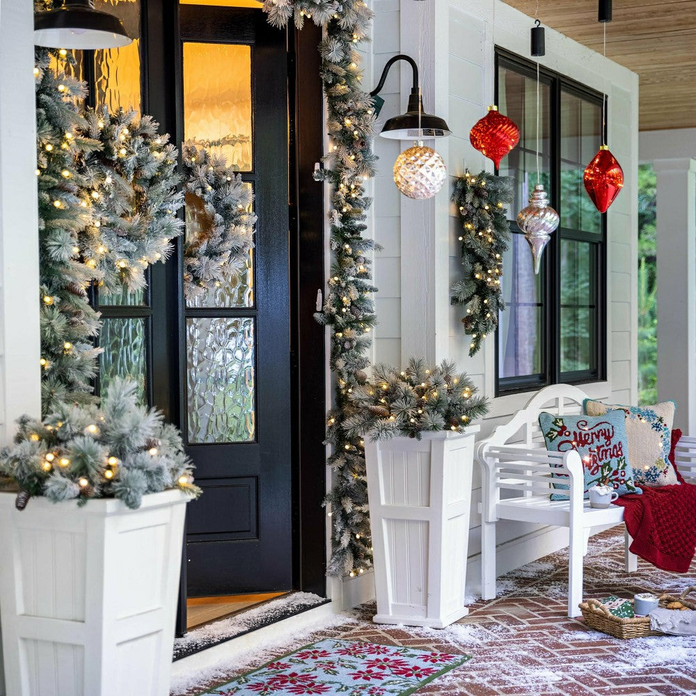 Plow & Hearth Indoor/Outdoor Poinsettia Hooked Polypropylene Accent Rug 24"X42"