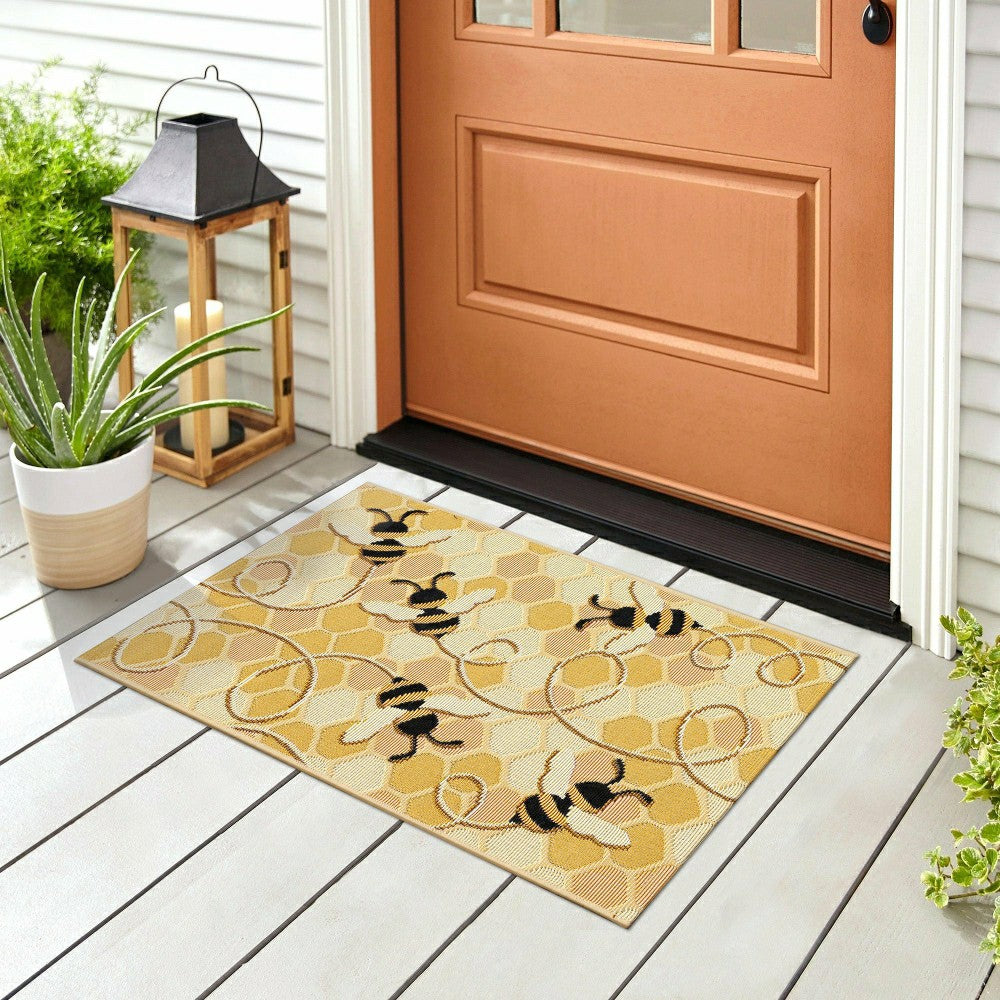 Plow & Hearth Esencia Bee Free Indoor/Outdoor Rug