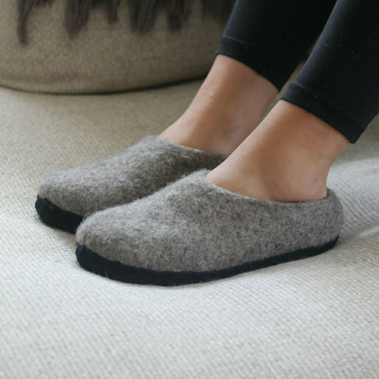 Plow & Hearth Womens Newport Noir Wool House Shoe